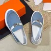 Tasarımcı Ayakkabı Sıradan Loafers Kadın Erkekler Çiftler İçin Şık Bahar Ayakkabıları Cowhide Canvas Klasik Domuz Snout Metal Toka Mavi Pembe Kahverengi Beyaz Eur 35-44 Kaliteli Ayakkabılar