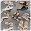 2024 Designer Dikke Soled Cross -band Koele slippers voor vrouwen om prachtige pailletten te dragen Sponge Cake Sole One Line Trendy Slippers