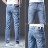 Haftowane dżinsy Masowe marki mody Kong Hong dla męskich jasnoniebieskich luksusowych luksusowych Slim Fit Modne i wszechstronne długie spodnie