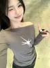 女性のTシャツHouzhou Aesthetics Y2K Tシャツ女性オフ肩レトロ長袖Tシャツグランジプリントトリッピングティーウェア春2024L2404