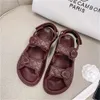 Дизайнер C Summer Hot Beach Shoe Women Маленькая ароматная кожаная кожаная туфли, которые женщины носят открытую моду в летнем калиге.
