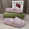 2024 sandały designerskie luksusowe buty kapcie Slajd Macaron grube nie-poślizgowe miękkie dno mody domek Kobiety noszą wyprzedaż prześwitu prześwitu