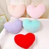 Oreiller des oreillers en forme de coeur à fourrure pour décoration de chambre à coucher pour la maison