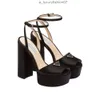 prada Вы Raso Plateau Satin Silk Peep-Toe Platform Sandals Высокие каблуки на щипни на каблуках на каблуках на каблуках блок каблуки сандалия роскошные дизайнерские обувь для женс