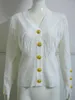 Magliette da donna elegante cardigan a maglia a maglia per donne bottoni estivi di lusso in oro a v-collo maglione coreano moda coreano maglieria casual bianco/nero