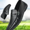 Spring Autumn hommes Chaussures habit les boucles blanches Slip décontracté en cuir sur moccasin zapatos décontracté designer 240426