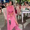 パーティードレス豪華なドバイのピンクの夜、ケープスリーブのアラビア語のフォーマルなウエディングドレス女性結婚式
