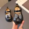 Baby Girls Skórzowe buty Sprężyna i jesień miękki dolna księżniczka prosta swobodna wszechstronna moda dla dzieci First Walker Shoe 240426