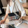Fashiona 크로스 바디 디자이너 가방 줄무늬 대비 캐주얼 여성 어깨 대각선 가방 다목적 여성 고급 지갑 핸드백 크로스 바디 CSG2401237