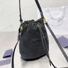 Bolsas de palha tecidas Bolsa de balde feminino Bolsas de ombro de nylon hobos Laffia Grass Bolsas de crochê de bordado de moda letra Triângulo Decoração Crossbody Purse Lady Small Tootes pequenas