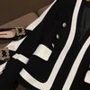 春の新しい女性スーツブレザー気質黒と白のコントラスト色女性のクラシックメタルダブルメタルバックルスーツビジネスオフィスジャケットコート