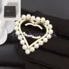 Donne uomini Crystal Heart Pins Pins Designer Brand Jewelry 18K Oro Balches placcati Pin sposati regalo di Natale Amante Accessorio con scatola con scatola