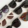 Il marchio classico retrò gli occhiali da sole è popolare in Internet Celebrity con gli occhiali da sole a forma di protezione solare dimagrante e di fascia alta