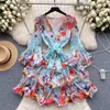 Lässige Kleider Urlaub Multi -Layered Falten -Flare -Ärmel Rüschen Kleid Frauen gegen Hals Schnürung Blütendruck Helles Seidenchiffon Mini Vestidos