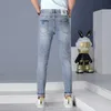 High-End European Trendy Casual Hosen für Frühlings- und Sommer 2023 Vielseitig modisch dünn, gelöste Jeans-Männer in
