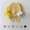 Les ensembles de vêtements pour bébé de Korea Toddler pour les vêtements pour garçons en bas âge se sont moqués twopiece Waffle Cotton Sweatshirtpants 2pcs tenue 240426