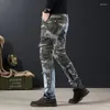 Jeans de jeans Splicing Camuflagem para homens Macho de cowboy machado com calças com bolso calça 90