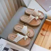 Sandalen Kinderschoen Girl Prinses Slippers Zomer Nieuw klein meisje zachte zool Sandalen veelzijdige parelclipschoen modieuze feeënstijl