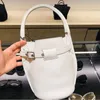 Sac fourre-tout haute définition gros seau en cuir vache végétal bleu simple coule de diagonale petite femme