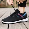 Chaussures de course à hommes légers Summer Nouvelle mode Mesh Breathable Hollow Flying Woven Sports Chaussures Casual's Chores Men's Chaussures Chaussures