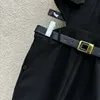 El cinturón sin mangas del chaleco es llamativo y personalizado