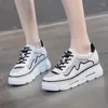 Fitnessschuhe echtes Leder weißer Spitze Stoff versteckte Fersenschuh für Frauenplattform Sneakers Ästhetische Designer Damen Sommer Sneaker