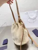 Bolsas de palha tecidas Bolsa de balde feminino Bolsas de ombro de nylon hobos Laffia Grass Bolsas de crochê de bordado de moda letra Triângulo Decoração Crossbody Purse Lady Small Tootes pequenas