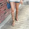 Stövlar sommar sexiga damer metall spänne fasciola korsade band lägenheter knä höga sandaler kvinnor zip romerska ihåliga långa botas
