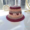 Sombrero de cubo de diseñador de color Rainbow con sombreros de paja tejidos de crochet de color dopamina con cartas bordadas para vacaciones de vacaciones de moda