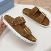 Süet kayış slaytları ecru 1xx692 Tasarımcı Slaytlar Sandalet Slayt Slayt Sandal Üst Metal Toka Üçgen Slaytlar Günlük Stil Slaytları Düz ​​Sandalet Lüks Slide