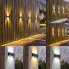 Decoraties LED Solar Lamp Outdoor Waterdichte wandlampen voor tuinwerf Decor landschapslampen op en neer lichelachtige verlichting zonlicht licht