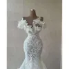 Robes de mariée balayez le train nuptial sirène robe en dentelle une épaule fleurs faites à la main perles de taille plus manches sans manches