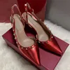 Bombas de cuero de cuero de grano zapatos de vestimenta de lujo sandalias de diseñador gatito sándalo para mujeres zapatos de punta sexy tacones de metal zapatos de boda de moda de moda de verano