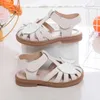 Sandali simpatiche ragazze sandali prua peep-toe 2024 Nuovo anello di gancio morbido beige kide scarpe da principessa scarpe casual per bambini carini scarpe non slip non slip