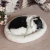 現実的な黒と白の猫の犬の呼吸眠っているぬいぐるみぬいぐるみ