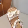 Sandálias Sapatos infantis pérolas arco pérolas abertas novos apartamentos de verão infantil sandálias de meninas casuais não deslizam o estilo japonês simples para vestidos