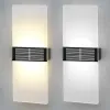 Décorations 2pcs Lumières solaires extérieures étanche lampe murale à LED vers le haut de la porte solaire lumineuse décoration de jardin