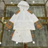Luxe baby tracksuits zomer zonnebrandcrème voor kinderen designer kleding maat 100-160 cm checker splicing ontwerp kap jas en shorts 24april