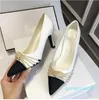 Nouvelles chaussures habillées en cuir véritable pour femmes Designer de luxe Classique Bout pointu Talon fin Bouche peu profonde Perle Talons hauts Pull et boucle Deux types de style Sandales pour dames