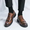 Vestido Sapatos 2024 Moda Brogue Men Men de alta qualidade Classual clássico florais Lacing Up B104