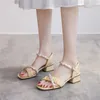 Sapatos de vestido sandálias femininas com calcanhar tira de pérola quadrada de dedo do pé e cor sólida