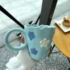 Becher koreanischer Stil kleiner frischer dreidimensionaler Blumenkeramikbecher unregelmäßiger Süßdurchgang mit großer Kapazität Becher Makronfarbe Griff Kaffee