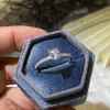Anelli di banda Huitan Classic Design a 4 artigli Circolare Zirconia Ring di fidanzamento del matrimonio DOMENZE 3 Colori disponibili BIHE BRIDI BIHE SENDE CALDA J240429