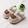 Sandali scarpe per bambini estate cartone animato orso orso bambino sandali anti-slip sandals a colori solidi prima step walker baby letto scarpe 0-18ml240429