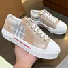 2024 Top -Qualität -Versionen Schnürung geöffneter Gelegenheitssportschuhe Haus Plaid Britisch -Schweißkalben -Calb -Leder -Baumwoll -Baumwoll -Schafkinne Low Top Sneakers