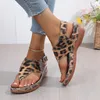 Klädskor kvinnors sandaler kil sexig leopard tryck 2024 sommar mode strand flip flops klassisk romersk