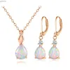 Colliers pendants nouvellement arrivés en or rose plaqué blanc d'opale en forme de bijoux en forme de droplettes avec collier pendentif et boucles d'oreilles à goujons