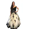 Projektanta czarno -biała gotycka sukienki ślubne kaplic koronkowe aplikacje Sheer szyja z ramię Linia Vintage Suknie ślubne z kryształami z koralikami