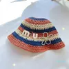 Sombrero de cubo de diseñador de color Rainbow con sombreros de paja tejidos de crochet de color dopamina con cartas bordadas para vacaciones de vacaciones de moda