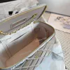 Kadın Tasarımcı Makyaj Çantası İnci Ayarlanabilir Toka Trim Kuzu Deri Deri Lüks Vanity Kutusu Altın Donanım Zinciri Kozmetik Kılıf Çanta Omuz Çapraz Çantası 16x10cm